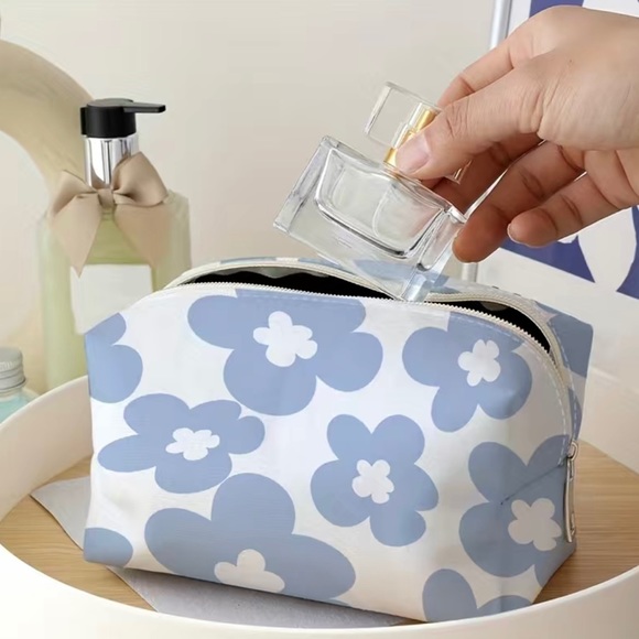 Makeup Bag - Picture 1 of 7